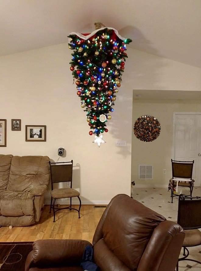 天井から吊るされるクリスマスツリー
